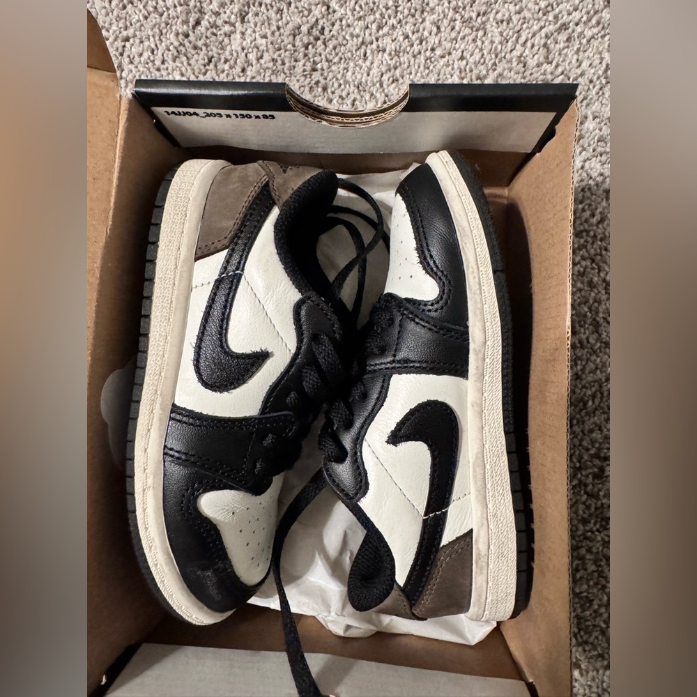 Toddler Jordan 1 sneakers